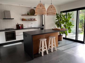 Casa · 211m² · 4 Ambientes · 2 Cocheras · Venta Casa de 5 Ambientes con Jardín y Cochera en Vicente Lopez