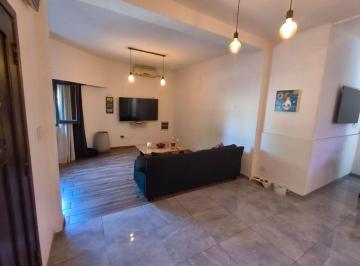 Casa de 4 ambientes, Lomas de Zamora · Luminosa Casa en Esquina con Terraza Ambientada y Parrilla