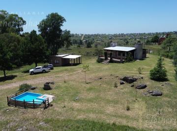 Casa · 8000m² · 3 Cocheras · Cabañas y Lotes en Venta