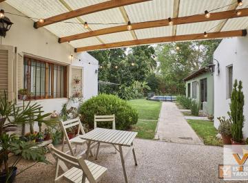 Casa · 180m² · 5 Ambientes · 2 Cocheras · Casa Venta - 3 Dorm. 2 Baños - Cocheras - Piscina - 180 m² - City Bell, La Plata