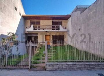 Casa · 237m² · 4 Ambientes · 2 Cocheras · Vende Amplia Residencia de 4 Ambientes con Cochera y Quincho en Villa Santa Rita