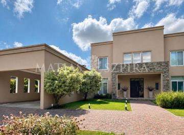 Casa · 305m² · 5 Ambientes · 2 Cocheras · Casa en Venta en Los Puentes