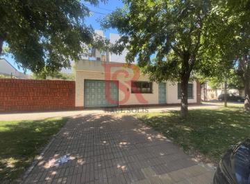 Casa · 1m² · 4 Ambientes · 2 Cocheras · Gz - Casa Desarrollada en Esquina Super Luminosa en Excelente Estado
