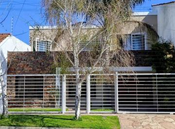Casa · 240m² · 6 Ambientes · 2 Cocheras · Casa en San Carlos