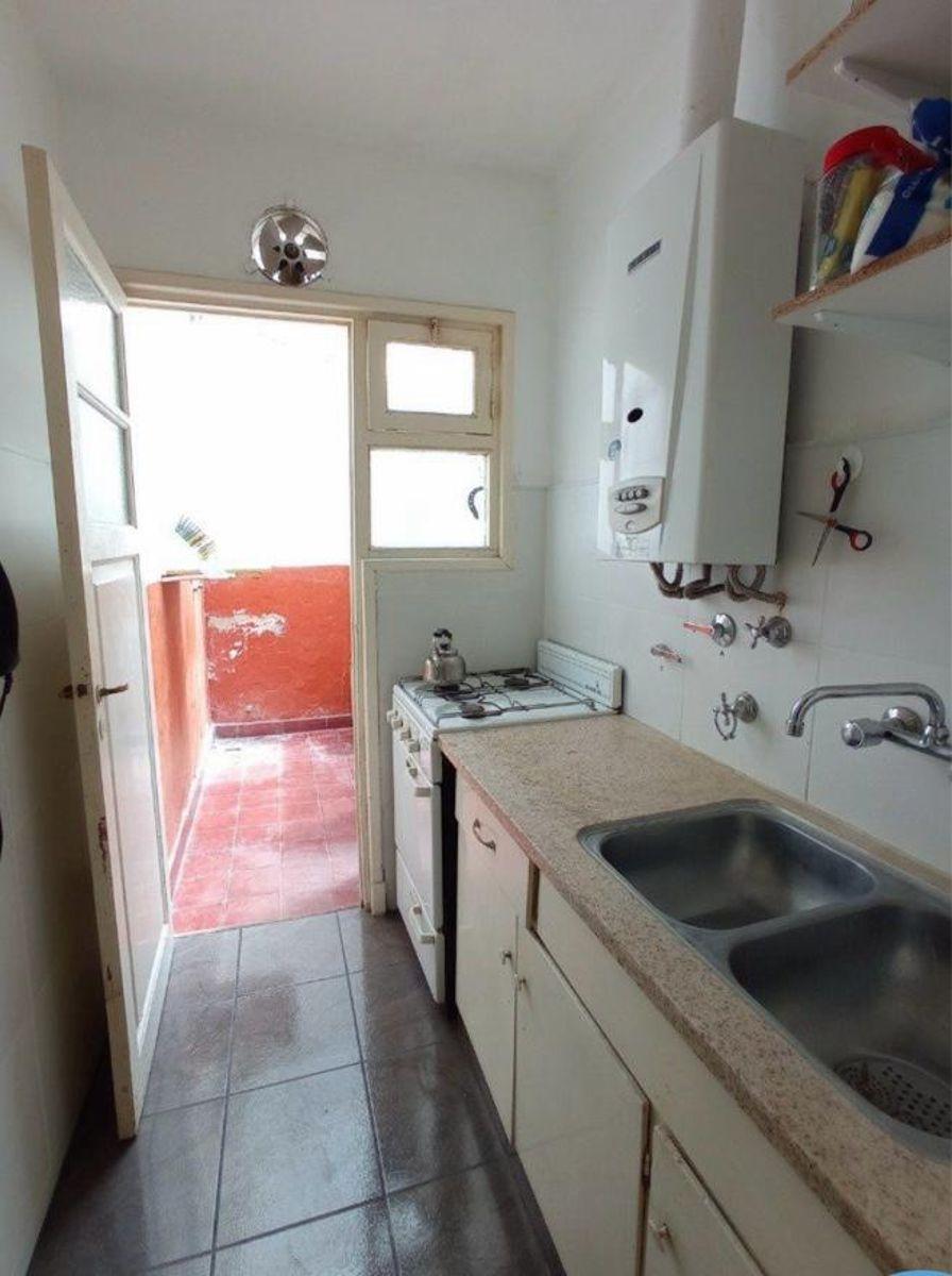 Ambiente con balcon saliente, placard empotrado, baño completo, cocina separada con patio.
