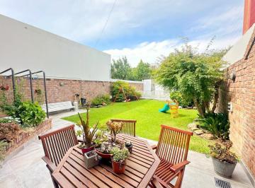 Casa · 330m² · 5 Ambientes · 2 Cocheras · Venta Casa 5 Ambientes Patio Jardin Cochera Quincho Lanús Oeste