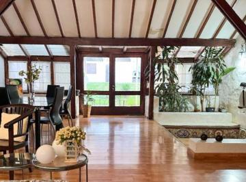 Casa · 330m² · 10 Ambientes · 1 Cochera · Propiedad de 330 m² en Dos Plantas — Apta Uso Profesional E Institucional