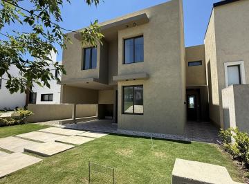 Casa · 201m² · 5 Ambientes · 1 Cochera · Venta Casa 4 Dorm 3 Baños - Tejas 4