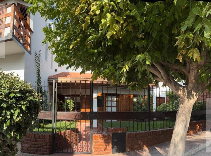 Casa · 130m² · 9 Ambientes · 1 Cochera