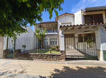 Casa · 187m² · 4 Ambientes · 2 Cocheras · Casa en Excelente Ubicacion en Lote de 8,66 X 43