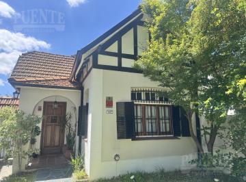 Casa · 220m² · 5 Ambientes · 3 Cocheras · Casa en Banfield Oeste