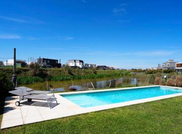 Casa · 166m² · 5 Ambientes · Casa en Venta en El Canton Golf con Espejo de Agua