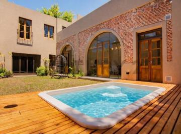 Casa · 203m² · 7 Ambientes · 1 Cochera · Venta Casa de 3 Dorm. + Comodín con Jardín, Pileta y Cochera | Lourdes, Rosario