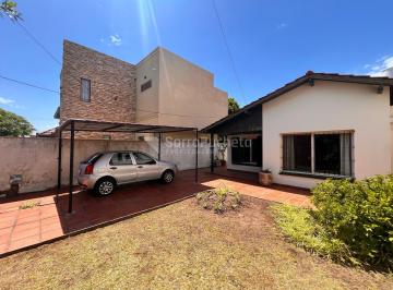 Casa · 130m² · 5 Ambientes · 1 Cochera · Venta Casa 5 Ambientes con Patio, Cochera y Parrilla en Castelar Norte.