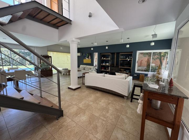 Casa · 230m² · 6 Ambientes · 4 Cocheras