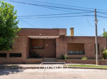 Casa · 237m² · 8 Ambientes · 4 Cocheras · Casa en Venta Apta Crédito de 4 Dorm. en Parque de Velez Sarsfield