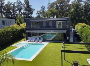 Casa de 7 ambientes, Pilar · Casa Moderna a Espacio Verde