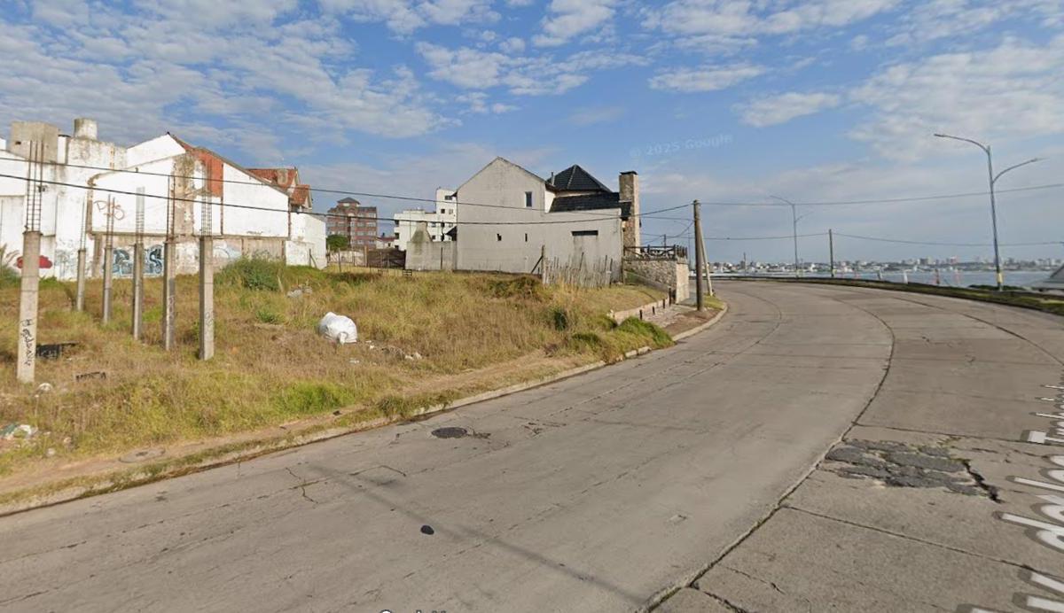 Lote en curva de Waikiki, zona R3, 374 m², frente 15 mts