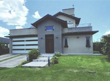 Casa · 254m² · 3 Ambientes · 2 Cocheras · Importante Casa C/ Piscina de Primera Calidad