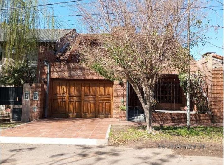 Casa · 270m² · 5 Ambientes · 1 Cochera