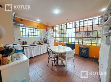 Casa · 130m² · 4 Ambientes · 2 Cocheras · Casa con 3 Dorm., Cochera Pasante y Quincho Unico