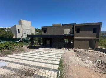 Casa · 330m² · 4 Ambientes · 2 Cocheras · Venta Casa Categoría 3 Dorm. con Vista - La Deseada!