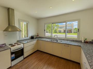 Casa · 340m² · 5 Ambientes · 4 Cocheras · Casa en Venta - 4 Dorm. 4 Baños - Escobar