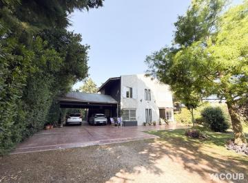 Casa · 250m² · 9 Ambientes · 2 Cocheras · Casas en Venta - 5 Dorm. 6 Baños - Cocheras - 2.600 m² - Lisandro Olmos, La Plata