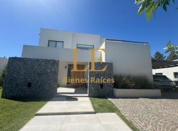 Casa · 245m² · 5 Ambientes · 3 Cocheras · Venta de Casa en El Naudir