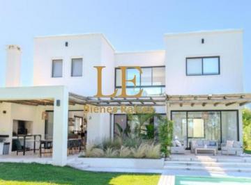 Casa · 245m² · 5 Ambientes · 3 Cocheras · Venta de Casa en El Naudir