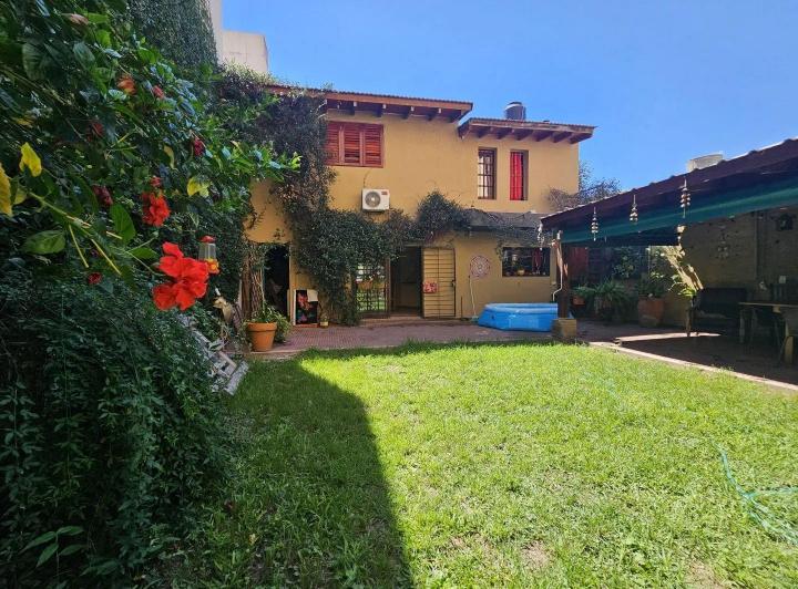 Casa · 194m² · 8 Ambientes · 2 Cocheras