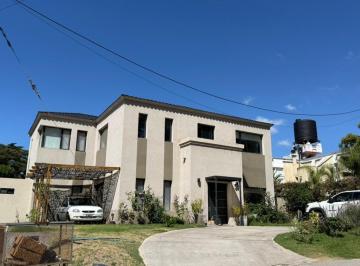 Casa · 228m² · 4 Ambientes · 3 Cocheras · Casa 4 Ambientes en Venta con Pileta Zona B5 Marco Polo 700 Cerca de La Playa, Cerca del Centro