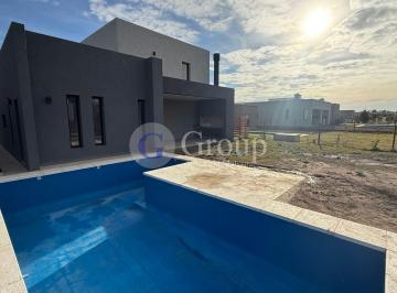 Casa · 150m² · 4 Ambientes · 1 Cochera · Casa Chalet en Venta en San Ramón, Pilar del Este, Pilar