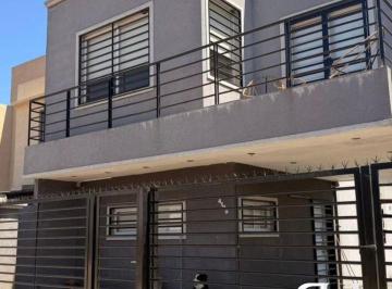 Casa · 91m² · 4 Ambientes · 1 Cochera · Propiedad de Estilo Racionalista con 3 Dorm. y Parque en Venta en Ranelagh