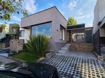 Casa · 370m² · 5 Ambientes · 1 Cochera · Casa en Las Heras