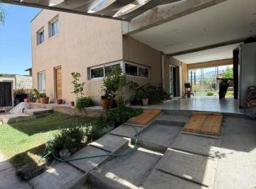 Casa · 245m² · 5 Ambientes · 1 Cochera · Casa en El Challao