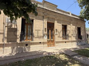 Casa · 286m² · 9 Ambientes · 1 Cochera · Imponente Casona de Estilo Sobre Lote de 980 m² a Pocas Cuadras del Centro Venado Tuerto