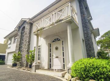Casa · 350m² · 5 Ambientes · 4 Cocheras · Casa en Parque Luro