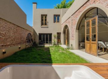 Casa · 204m² · 6 Ambientes · 1 Cochera · Piscina - Diseño - Terraza - Jardín - Parrillero - Cochera
