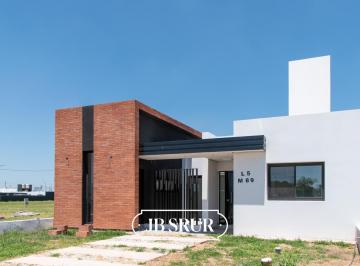 Casa · 110m² · 5 Ambientes · 2 Cocheras · Casa en Venta de 2 Dorm. en Cuestas de Manantiales