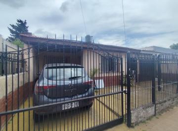 Casa · 108m² · 4 Ambientes · Venta Casa con Local, Zona Comercial, 3 Dorm., Local con Cortina, Baño, Entrepiso y Sector de