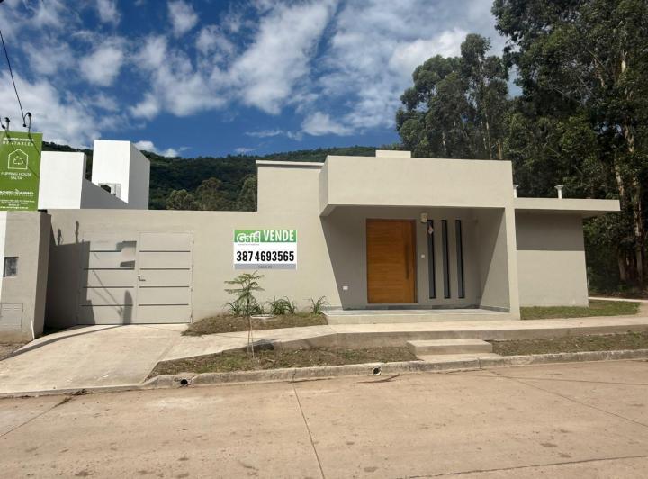Casa · 250m² · 3 Ambientes · 2 Cocheras