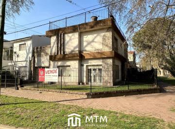 Casa · 242m² · 9 Ambientes · 2 Cocheras · Casa en Venta Rosario, Alberdi.