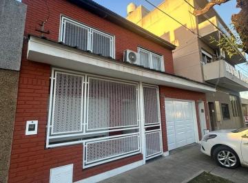 Casa · 110m² · 4 Ambientes · 1 Cochera · Excelente Casa de 2 Dorm. en Barrio Belgrano!