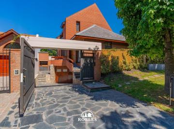 Casa · 178m² · 4 Ambientes · 1 Cochera · Chalet en El Excelente Entorno del Barrio Los Troncos