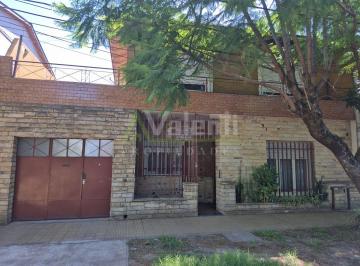 Casa de 5 ambientes, Hurlingham · 2 Viviendas en Venta Block/subdivididas Apto Crédito, Zona Iglesia, Hurlingham