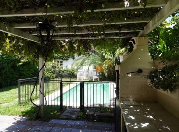 Casa de 5 ambientes, Vicente López · Casa en Venta Olivos de 5 Ambientes, Quincho, Piscina, Parque y Dos Cocheras.