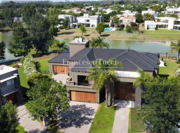 Casa · 600m² · 7 Ambientes · 4 Cocheras · Casa en Venta 7 Ambientes con Pileta Lote Central en Terravista