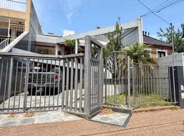 Casa · 200m² · 4 Ambientes · 3 Cocheras · Excelente Casa, Lote Propio con Gran Fondo con Piscina