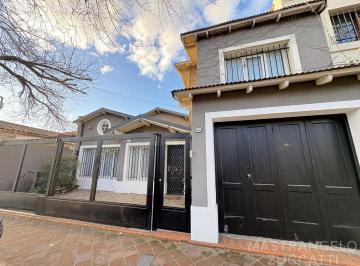 Casa · 204m² · 4 Ambientes · 1 Cochera · Casa de 3 Dorm. con Quincho y Jacuzzi Totalmente Reciclada